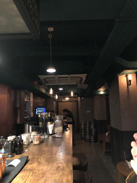 正巧今日下午約了朋友到尖沙咀食飯,飯後大家無事做,和朋友路過Hato,最吸引的是內面與其他酒吧不同,會播放柔和的爵士音樂,燈光十分柔和,極有「家」的感覺,叫了 Suntory Premium Malt Beer,同友人很久沒有到過如此有氣氛和那麼能聊天的地方暢談一頓。這裡最棒的是室內環境、燈光、氣氛和音樂!