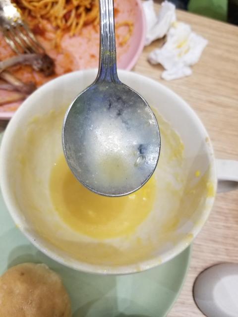 今天带了一個10歲的小朋友及一個8個月的BB往光顧,電話中問好了,因為小朋友不在1歲至10歲間,所以不用收取188元的兒童費用,只須滿最低消費便可以。坐下後,他們有同事問:「BB須不須要坐BB椅?」我說好:「好」。他們同事沒有說原來開了BB椅,便要收取188元的兒童費用!我當然全不知情,但在我全不知情下,他們竟然私下在我的單上收取了該费用。幸好我是一個習慣檢查帳單的人,不然今天便被他們「騙」了207元(連加一),真是奸商!!另外,今天點的食物「粟米忌廉湯」還送上「玻璃碎」,真危險。若要我評級,最多1星,這星是因為地方的確是明亮整潔。總評,不值得。