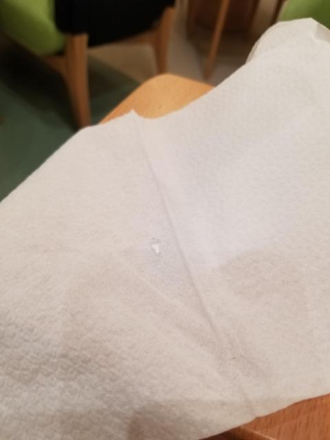今天带了一個10歲的小朋友及一個8個月的BB往光顧,電話中問好了,因為小朋友不在1歲至10歲間,所以不用收取188元的兒童費用,只須滿最低消費便可以。坐下後,他們有同事問:「BB須不須要坐BB椅?」我說好:「好」。他們同事沒有說原來開了BB椅,便要收取188元的兒童費用!我當然全不知情,但在我全不知情下,他們竟然私下在我的單上收取了該费用。幸好我是一個習慣檢查帳單的人,不然今天便被他們「騙」了207元(連加一),真是奸商!!另外,今天點的食物「粟米忌廉湯」還送上「玻璃碎」,真危險。若要我評級,最多1星,這星是因為地方的確是明亮整潔。總評,不值得。