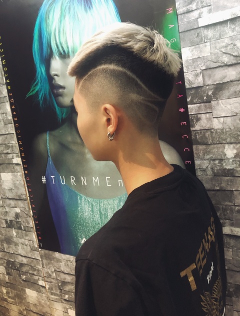 我係第一次上去剪頭髮💇但佢地都冇任何hard sell
既感覺!! 比我髪型意見中肯!
分析我本身頭形面形配襯咩髮型!長智識👍🏻👍🏻
一定會介紹多d朋友幫襯你地😬😬
😊😊