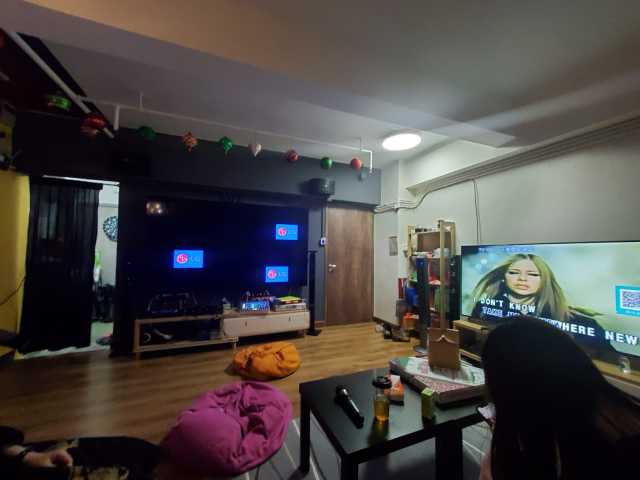 店主超細心 服務態度滿分!一步步咁教我地點用d電器 私隱度夠曬 用qr code入場 仲有應節聖誕裝飾 可以影靚相 而且影音設備齊全 有好多部電視 想成班frd 玩switch PS4 多人對戰都冇問題