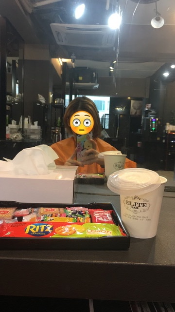 呢間鋪頭都係我第一次試,就係係到睇到咁多評價係好評,所以決定一試。本身我想電髮+焗油同埋洗剪吹。但個髮型師一嚟睇到我個頭就話唔好電啦,個頭一電會成把禾稈草甘,因為我都好懶,又要特登預一日出去整,所以我寧願自己染咗髮佢算,但係佢會同你講出邊嘅產品係唔合規格嘅,染完再去電會好傷😅我都係預過第一次髮型師係唔想賺錢,會同你講唔俾電同你焗完油之後會嘥錢。最後個髮型師幫我剪咗個短頭髮,改善髮質及髮型就算。叫我下次先電及整😅😂