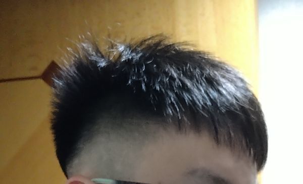 根本淨係想做女仔生意, 我一個男既上到去等得算耐先開始洗頭唔再講, 幫我洗頭嗰個做乜都慢一倍咁, 吹頭用中強度吹咗幾分鐘個頭都仲濕嘅, 真係開始剪頭髮問我嘅問題同剪出嚟嘅效果我覺得一啲關係都冇, 幫我剪頭髮嗰個完全係敷衍我嘅態度, 一嚟就剷到我兩邊青曬(我根本唔想)仲要剷嘅期間我認為理論上都要一隻手撳住我個頭另一隻手剷啦, 佢全程單手剷曬我兩邊同後面, 上面嗰啲頭髮又剪到jel埋都係唔好睇嘅, 收我百五蚊, 咁嘅態度, 而家周街嗰啲速剪都好過你啦, 剷完我個頭仲要同我講個頭剷短多半吋可能就可以隔多成個月先剪頭髮, 大佬我個人認為搵得百幾蚊剪頭髮都係對自己嘅髮型有小小要求唔想剪到成執草咁? 如果我係純粹因為頭髮太長想剪頭髮嘅話我使唔使搵得咁辛苦仲要畀百幾蚊畀你剷曬我啲頭髮???咁嘅效果60蚊速剪畀多你...