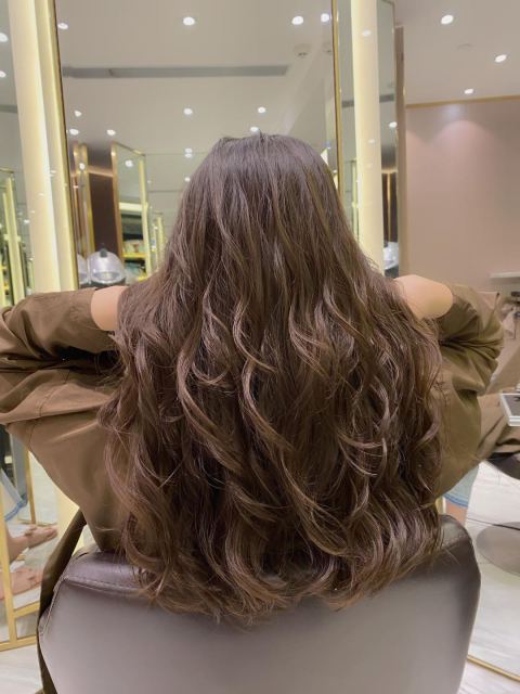 Keyvin is very professional, patient and detail-oriented. I did hot perm, which took around 5 hrs in total for the whole process. Totally worth it. Strongly recommend.
