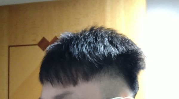 根本淨係想做女仔生意, 我一個男既上到去等得算耐先開始洗頭唔再講, 幫我洗頭嗰個做乜都慢一倍咁, 吹頭用中強度吹咗幾分鐘個頭都仲濕嘅, 真係開始剪頭髮問我嘅問題同剪出嚟嘅效果我覺得一啲關係都冇, 幫我剪頭髮嗰個完全係敷衍我嘅態度, 一嚟就剷到我兩邊青曬(我根本唔想)仲要剷嘅期間我認為理論上都要一隻手撳住我個頭另一隻手剷啦, 佢全程單手剷曬我兩邊同後面, 上面嗰啲頭髮又剪到jel埋都係唔好睇嘅, 收我百五蚊, 咁嘅態度, 而家周街嗰啲速剪都好過你啦, 剷完我個頭仲要同我講個頭剷短多半吋可能就可以隔多成個月先剪頭髮, 大佬我個人認為搵得百幾蚊剪頭髮都係對自己嘅髮型有小小要求唔想剪到成執草咁? 如果我係純粹因為頭髮太長想剪頭髮嘅話我使唔使搵得咁辛苦仲要畀百幾蚊畀你剷曬我啲頭髮???咁嘅效果60蚊速剪畀多你...