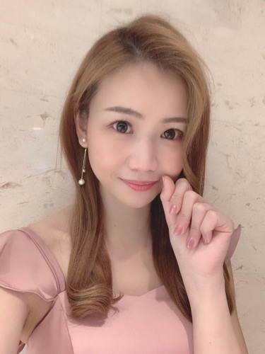 做姊妹前幾日前先醒起未染頭髮!知道Kim佢平時啲booking好full好驚約唔到個理想時間~但佢知我好趕急過幾日又唔得閒染所以最後好好人接zip到小小時間幫我搞翻掂個頭!真係好專業👍🏻👍🏻