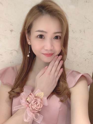 做姊妹前幾日前先醒起未染頭髮!知道Kim佢平時啲booking好full好驚約唔到個理想時間~但佢知我好趕急過幾日又唔得閒染所以最後好好人接zip到小小時間幫我搞翻掂個頭!真係好專業👍🏻👍🏻