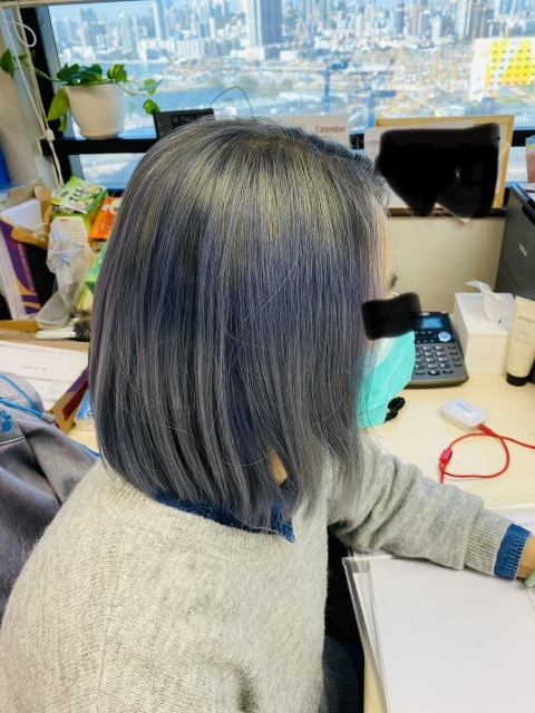 我向2020年12月29日做咗漂染,上左紫色
之後幾日後面色無曬紫色
2021我1月5日去左比個髮型師睇
佢話幫我再染過
1月10日走去染,我話要做番第一次果隻灰色
點知做左隻超深色嘅灰色
咁即係漂黎做乜浪費曬我啲錢!
又話我頭髮傷左面果浸喎
上唔番隻紫色
又話洗多幾次就會甩無咁深色😒😒😒
不如你比千幾二千蚊去染黑啲頭髮做乜要幫襯你哋呀!
超不爽!