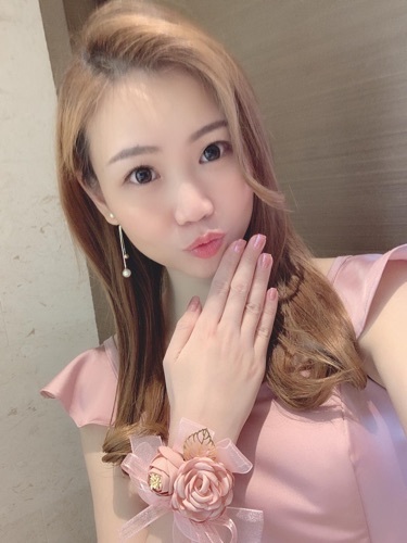 做姊妹前幾日前先醒起未染頭髮!知道Kim佢平時啲booking好full好驚約唔到個理想時間~但佢知我好趕急過幾日又唔得閒染所以最後好好人接zip到小小時間幫我搞翻掂個頭!真係好專業👍🏻👍🏻