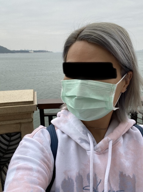 我向2020年12月29日做咗漂染,上左紫色
之後幾日後面色無曬紫色
2021我1月5日去左比個髮型師睇
佢話幫我再染過
1月10日走去染,我話要做番第一次果隻灰色
點知做左隻超深色嘅灰色
咁即係漂黎做乜浪費曬我啲錢!
又話我頭髮傷左面果浸喎
上唔番隻紫色
又話洗多幾次就會甩無咁深色😒😒😒
不如你比千幾二千蚊去染黑啲頭髮做乜要幫襯你哋呀!
超不爽!