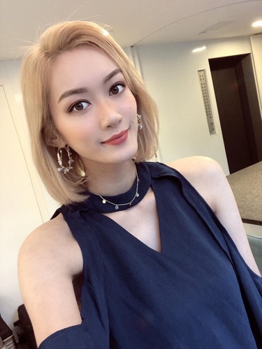 沙金色睇起上嚟好似偽鬼妹 好中意😍
但做依隻色要漂染 之後一定要預約時間做埋頭髮護理呀!