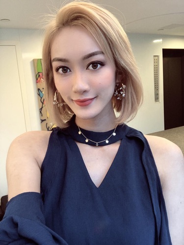 沙金色睇起上嚟好似偽鬼妹 好中意😍
但做依隻色要漂染 之後一定要預約時間做埋頭髮護理呀!