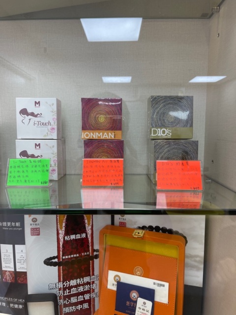 攰攰地,上網睇下有咩按摩店推介,見到御藥養生堂的設計風格好清新,好光鮮,似係新開,以我咁鐘意新野嘅個性,就約左做肩頸,到咗現場,見環境咁舒服,招呼我嘅小姐又好親切,就加埋足底按摩試下啦!師傅都好認真同用心去按,完左見到有個產品展示櫃,又好奇睇下,我爸爸成日周身痛,晚晚訓教都痛醒,於是就買左盒野比爸爸揸啦,希望會幘效。我真係好中意養生,如果大家都好似我咁喜歡養生就上黎試下啦!
