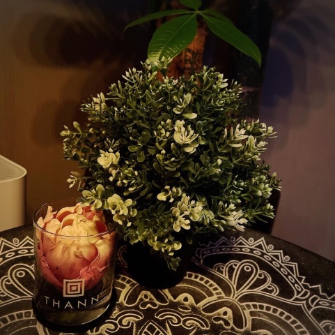 喺Toby book左泰式按摩,入到去有好舒服嘅香薰味,燈光柔和I like it,全部按摩師都係泰國嬸嬸,最緊要環境同埋廁所都好乾淨,泰籍阿姐按摩有力,傾計細細聲無好似香港嗰啲咁爆嘈,驚死你唔聾咁,當然香港唔係個個都咁,只係一撮人係,泰姐傾計用泰文好似喺泰國咁,亦無hea按,按完仲有椰汁糕同茶飲,唔會太甜啱哂我,黃生唔好甜品我食埋🤣,呢間價錢都合理會再去,扮下去泰國🇹🇭都ok🤩