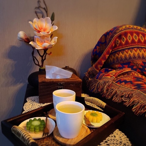 喺Toby book左泰式按摩,入到去有好舒服嘅香薰味,燈光柔和I like it,全部按摩師都係泰國嬸嬸,最緊要環境同埋廁所都好乾淨,泰籍阿姐按摩有力,傾計細細聲無好似香港嗰啲咁爆嘈,驚死你唔聾咁,當然香港唔係個個都咁,只係一撮人係,泰姐傾計用泰文好似喺泰國咁,亦無hea按,按完仲有椰汁糕同茶飲,唔會太甜啱哂我,黃生唔好甜品我食埋🤣,呢間價錢都合理會再去,扮下去泰國🇹🇭都ok🤩