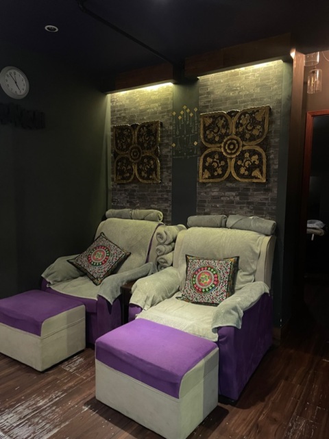 第一次幫襯呢間Massage,覺得技師細聲傾偈絕對冇問題因為佢手勢十分十分之好,技師純泰國人,十分nice ,好好笑容,足鐘,完全冇諗住sell我地,我同男朋友去,前台妹妹都好好俾咗間二人房我哋,十分推薦,希望你地舖頭請繼續keep住呢個好服務