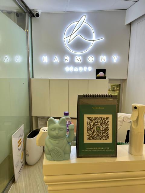 因為就影結婚相比老婆捉咗上嚟,我第一次做Facial,老婆話試下咗AquasureH2,清潔為主,感受到美容師好用心,亦會分析我皮膚,做完嘅皮膚真係好滑,乾淨咗好多,特別係鼻頭位,唔洗再比老婆笑我污糟,最後買多咗幾次,好似係有比折扣我地,臨走嘅時候仲教我平時點保養,服務同效果算係幾值回票價!
