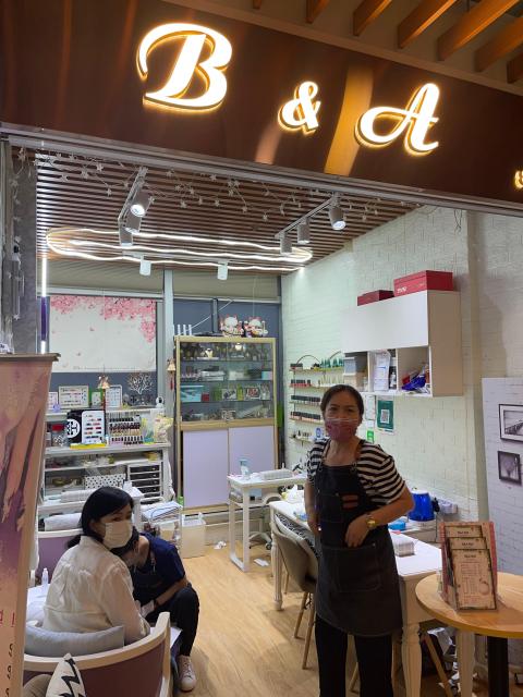 呢間黑店千祈唔好去,完全冇技術,態度差!
整咗接近10年甲,每兩個星期整一次,從來未遇過呢啲所謂嘅美甲師,本身俾張圖佢話整到,結果完全亂嚟,我同佢講話你整唔到張圖就轉第二個款唔好夾硬嚟,佢就黑面啤我答我佢冇嘢整得好,我咪答佢唔識唔緊要你可以去進修下,佢答我進唔進修係我嘅事,我開舖咁耐我乜都唔識整都大把客,你咪唔好嚟幫襯我,就係平時人哋整完肉酸唔敢開聲你就以為自己整得好?講嘢難聽夾惡,簡直嘥我時間!忍唔住X佢交叉Y,呢啲舖頭執咗佢啦88