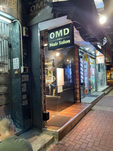 第一轉洗頭冲兩下水頭髮未完全濕曬就落洗頭水
第二轉洗頭又係冲兩下水就落新嘅洗頭水
上一轉啲泡都未冲走
最後護髮素又係冲唔乾淨
一摸成手滑潺潺
花灑開得勁大 成面成手濕晒 落雨咁
(但係睇佢同同事嘅對話佢好似係熟手技工)
剪髮又係勁hea 好似唔想剪咁
唔知剪得好唔好
因為我浄係剪手指咁長都冇咩位可以睇技術
但洗頭堅唔得