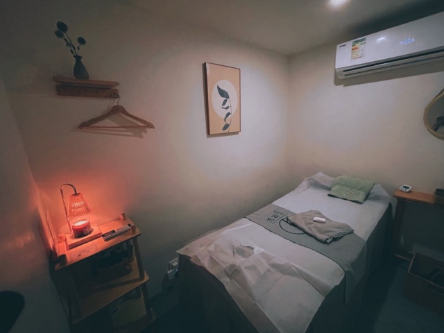 鋪頭本身係尖沙咀地鋪唔難搵,環境乾淨介有打卡位!我book嘅係全身磁叉,按摩師好友善,偶然會問下我夠唔夠力同凍唔凍。不過原來磁叉真係好痛🥹,佢一開始幫我按鬆咗先再幫我用磁叉,按摩嘅時候好夠力好舒服,但用磁叉嘅時候真係好痛,可能係我唔太適合做磁叉,下次再book會做返按摩!
按摩完成後佢哋仲安排咗養生花茶同小食俾我,按摩完再嘆返杯紅棗杞子薑茶,成個人都感覺非常舒服!完成後佢哋亦都冇特別叫我俾貼士,我見到前台有個貼士箱就主動俾咗貼士前台入返按摩師個格,成個過程嘅服務都非常好👍🏻
不過換拖難嘅時候feel到都偏油,唔知係咪上手推完油嘅原因😅