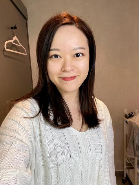 婚前補水! 因為要影pre-wedding想妝效好d, 朋友就介紹我去做"入秋補水2.0療程"。 環境舒適整潔,staff又貼心, 做treatment前解釋得好詳細,單次式收費,完全冇hard sell。
療程大約一個多小時, 做完導入part之後成個面都緊緻咗同去水腫。 最後就係最得意個part, 好似太空人蓋上太空罩等精華吸收就完成,短短一個鐘,皮膚由浮粉勁乾既狀態,變成嫩滑肌膚去黃效果一流!