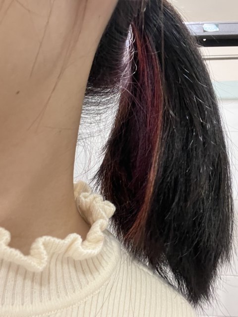 呢間舖有個髮型師叫阿偉(Wai),收左我1810蚊整左d咁既垃圾髮型出黎
從頭到尾淨係話要洗剪吹+就咁染髮冇講過要挑染,佢自己加左挑染落去之餘仲整到好似五六十歲人d白頭髮咁,漂完d髮完全冇上到色。後面連半頭都冇染到之餘仲整到咁肉酸點出街見人。
去投訴之後老闆好好人有話可以幫整返好,佢仲要無償幫阿Wai呢條友接我單野好慘,但一個好好地既頭就係因為呢個阿Wai搞到3日內漂左3次傷曬。提醒各位如果去呢間Salon整頭髮記住唔好比呢個叫阿Wai既人整,有朋友的親戚都受過佢既毒手。(會問有冇預約邊個髮型師,就算冇預約都可以話想試下Wai以外的)