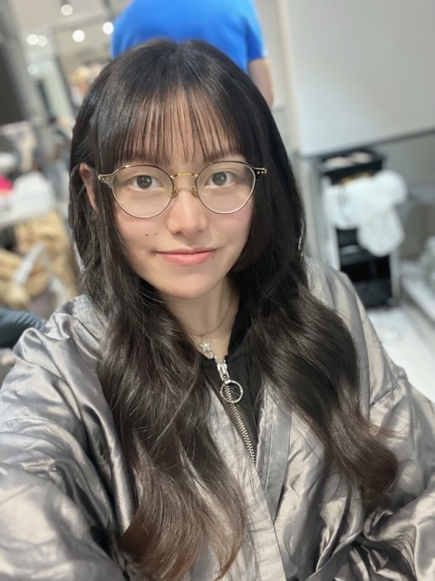 初次遇到準時的髮型師,而且非常用心地向我解析頭髮問題並提供解決方法。為我設計的髮型,可愛之餘又易打理,回家後仍然可以維持原狀。事後更私訊我,主動向我提供更多專業意見。第一次遇到如此用心又盡責的髮型師。