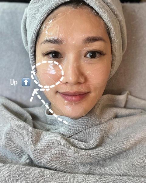 從IG上看到推廣優惠,於聖誕party前選擇到Love Share Beauty做個【抗水腫!打造緊緻V面】療程,就是Liftera V + Cellvibe 隱形埋線蜜桃肌療程
約1小時過程十分舒適,即時改善到包包面,上鏡更明顯看到療程效果,滿意!