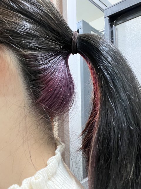 呢間舖有個髮型師叫阿偉(Wai),收左我1810蚊整左d咁既垃圾髮型出黎
從頭到尾淨係話要洗剪吹+就咁染髮冇講過要挑染,佢自己加左挑染落去之餘仲整到好似五六十歲人d白頭髮咁,漂完d髮完全冇上到色。後面連半頭都冇染到之餘仲整到咁肉酸點出街見人。
去投訴之後老闆好好人有話可以幫整返好,佢仲要無償幫阿Wai呢條友接我單野好慘,但一個好好地既頭就係因為呢個阿Wai搞到3日內漂左3次傷曬。提醒各位如果去呢間Salon整頭髮記住唔好比呢個叫阿Wai既人整,有朋友的親戚都受過佢既毒手。(會問有冇預約邊個髮型師,就算冇預約都可以話想試下Wai以外的)