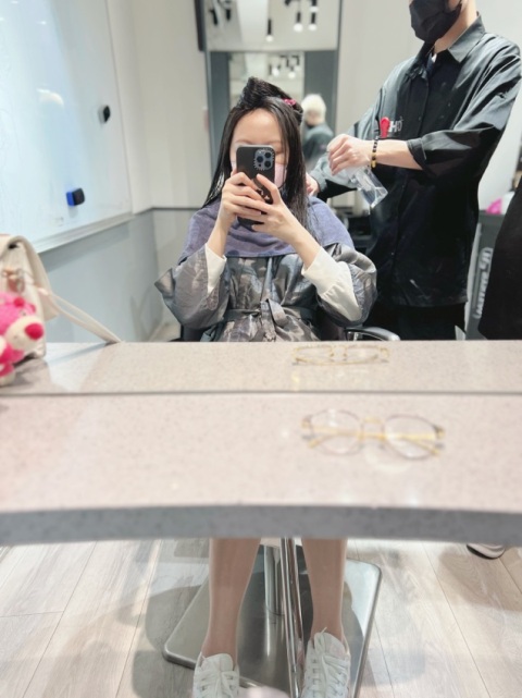 初次遇到準時的髮型師,而且非常用心地向我解析頭髮問題並提供解決方法。為我設計的髮型,可愛之餘又易打理,回家後仍然可以維持原狀。事後更私訊我,主動向我提供更多專業意見。第一次遇到如此用心又盡責的髮型師。