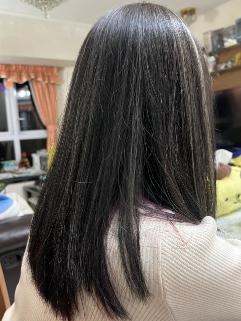 呢間舖有個髮型師叫阿偉(Wai),收左我1810蚊整左d咁既垃圾髮型出黎
從頭到尾淨係話要洗剪吹+就咁染髮冇講過要挑染,佢自己加左挑染落去之餘仲整到好似五六十歲人d白頭髮咁,漂完d髮完全冇上到色。後面連半頭都冇染到之餘仲整到咁肉酸點出街見人。
去投訴之後老闆好好人有話可以幫整返好,佢仲要無償幫阿Wai呢條友接我單野好慘,但一個好好地既頭就係因為呢個阿Wai搞到3日內漂左3次傷曬。提醒各位如果去呢間Salon整頭髮記住唔好比呢個叫阿Wai既人整,有朋友的親戚都受過佢既毒手。(會問有冇預約邊個髮型師,就算冇預約都可以話想試下Wai以外的)