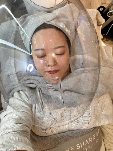 婚前補水! 因為要影pre-wedding想妝效好d, 朋友就介紹我去做"入秋補水2.0療程"。 環境舒適整潔,staff又貼心, 做treatment前解釋得好詳細,單次式收費,完全冇hard sell。
療程大約一個多小時, 做完導入part之後成個面都緊緻咗同去水腫。 最後就係最得意個part, 好似太空人蓋上太空罩等精華吸收就完成,短短一個鐘,皮膚由浮粉勁乾既狀態,變成嫩滑肌膚去黃效果一流!