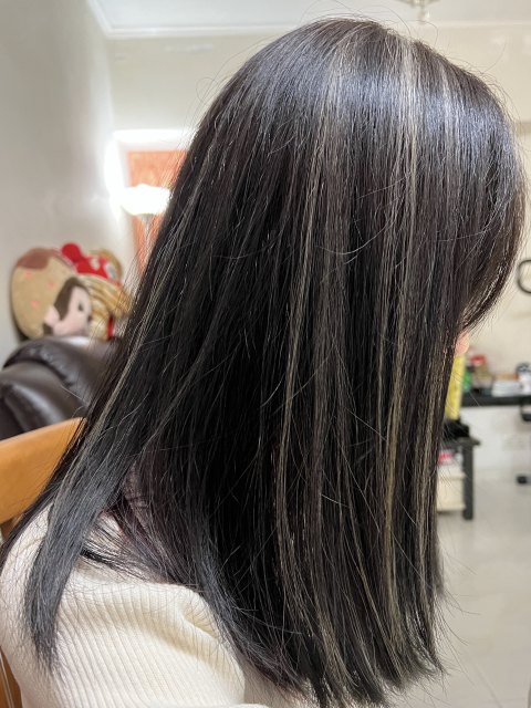 呢間舖有個髮型師叫阿偉(Wai),收左我1810蚊整左d咁既垃圾髮型出黎
從頭到尾淨係話要洗剪吹+就咁染髮冇講過要挑染,佢自己加左挑染落去之餘仲整到好似五六十歲人d白頭髮咁,漂完d髮完全冇上到色。後面連半頭都冇染到之餘仲整到咁肉酸點出街見人。
去投訴之後老闆好好人有話可以幫整返好,佢仲要無償幫阿Wai呢條友接我單野好慘,但一個好好地既頭就係因為呢個阿Wai搞到3日內漂左3次傷曬。提醒各位如果去呢間Salon整頭髮記住唔好比呢個叫阿Wai既人整,有朋友的親戚都受過佢既毒手。(會問有冇預約邊個髮型師,就算冇預約都可以話想試下Wai以外的)
