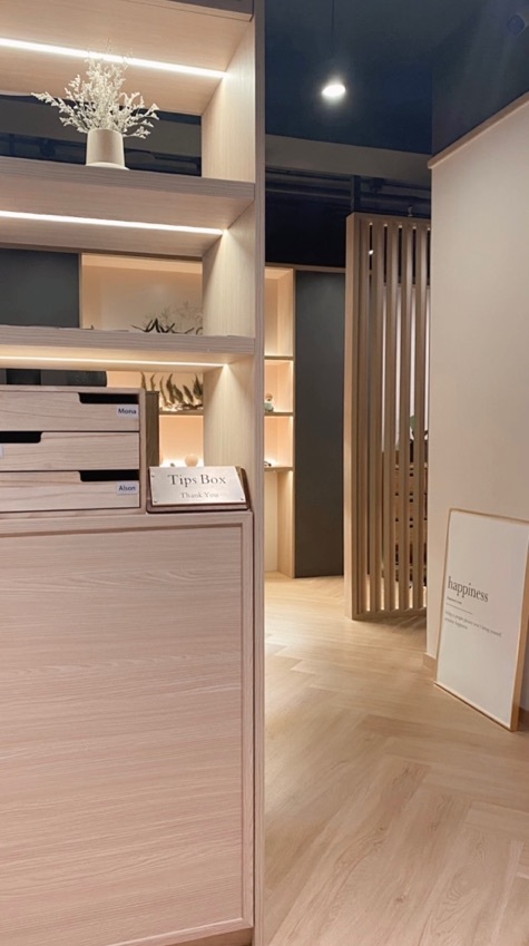 Good service and nice environment. 收工想按摩搵到呢間近office, 雖然都近地鐵站但有少少難搵
職員態度好nice,姐姐手勢都幾好 同埋按足咁耐👍🏻 按個陣仲有好relax嘅音樂 按完朋友都話ok 會再嚟
值得一讚個廁所都裝修得好靚