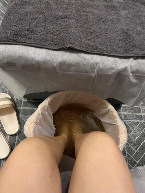 雖然喺唐樓一樓,要行條樓梯,但比起地舖嗰啲有私隱度
地方新淨,老闆有禮貌
按摩技師專業,按得好中,手勢好好
按完明顯對腳消咗腫,行起上嚟對腳輕哂
唔會死力按完肌肉痛,係按鬆條筋嗰種按時會痛但之後會舒服哂嘅感覺
有個超大電視可以睇,如果想超寧靜環境,可能要主動同老闆講,我自己就無乜所謂,仲睇埋一份🤣