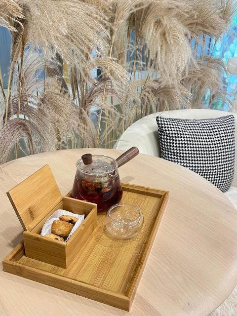 之前試過附近幾間按摩,手勢最好都係呢間!按摩師好專業,下下按中穴位痠痛位,淋巴推完胸即刻脹卜卜,軟酥酥的!有彈性咗!
而且老闆同店員全部都好nice,本身仲驚好hardsell,但完全無!最後仲有玫瑰花茶同好好食嘅芝麻餅!十分推介!依家個個禮拜收工都會想去按下!真心不錯!!