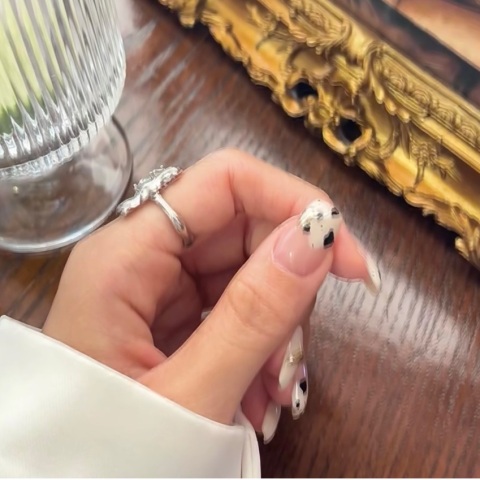 做的真好,細節處理到位前置+建構,小姐姐推薦的顏色🈶好好看很顯白,說實話我做過很多次美甲,特別是甲型是我修過最滿意的一次,真心不錯。
