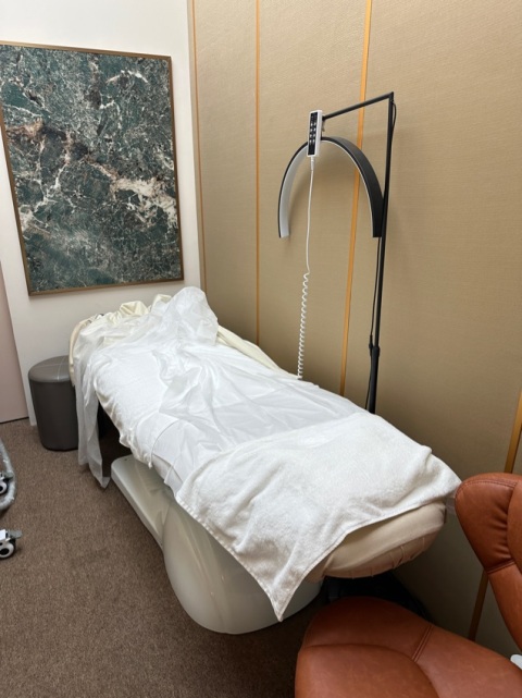 第一次上去,然後預約左個保濕treatment ,我同男友上去。 然後想講無諗過個treatment咁抵做! 💧💧一個treatment包左 針清, 修眉,peeling,注氧,保濕,soothing精華 ,導入!然後美容師會好詳細解釋treatment. 既邏輯,絕唔hard sell~ 好建議如果你本身唔知要做咩岩你treatment的人去,因為佢會因應你皮膚而比專業意見。好值得推薦。店主仲送左mask比我, 我下次會再黎幫襯(最緊要地理好 ,the one 戲院樓上)做完仲可以睇戲🍿