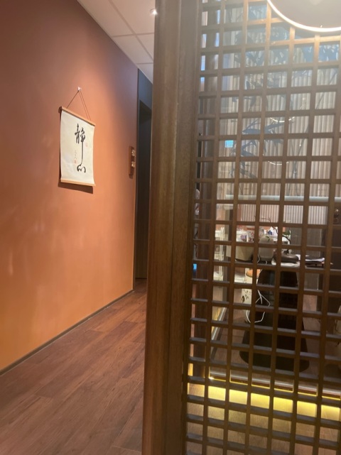 環境好古典舒服,見了醫師把脈完 聽完醫師解釋完 更加了解自己的體質,中醫姑娘都幾細心專業 幫我做完 ,肌肉有放鬆.