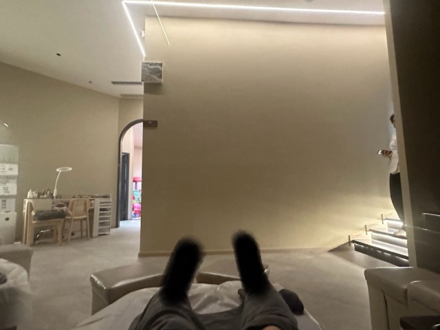 做咗頭肩頸+足部按摩,整體不錯的。
首先一坐低師傅就拎盤水嚟比我浸一浸腳,但啲水和暖,所以唔洗五分鐘就凍曬,下次可以再熱少少🤏🏻。
一路浸腳 師傅就一路幫我按頭肩頸,肩部分就無乜feel,可以再大力啲💪🏻跟住雖然話就話頭肩頸,但師傅有按埋雙手、背脊同盆骨位🤣好驚喜🤣
重頭戲就係足部按摩,超級舒服 做完真係feel到鬆晒😌師傅係按到我合埋眼想瞓覺😴,跟住師傅超好人,幫我較低張梳化比我瞓陣🤣💕💕
做曬成個按摩之後,師傅用熱毛巾(今次真係熱嘅😂),幫我敷一敷隻腳,跟住就幫我抹一抹腳,就可以出去食吓點心、飲吓暖水,因為係透過Toby去book,所以已經比曬錢,食完飲完直接出門口就OK👌🏻,全程零HardSell😆😆😆😆😆