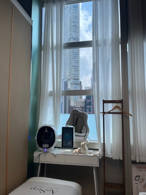 做左pico+睫毛,治療師好細心同好温柔,過程中會留意我有冇唔舒服。第一次做角蛋白就做到我想要嘅效果,睜開眼嗰下真係覺得嘩一聲!!
做埋佢嘅pico facial 皮膚白滑咗,色班都見到淡咗,一路做仲訓着咗,環境好好,瞓喺度可以望到藍天白雲。