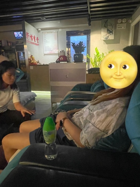 環境安靜舒適整潔,服務態度友善,一坐低有一支水非常貼心👍🏻
按摩師態度親切,按摩力度適中,舒服到差點兒睡着
五星好評,性價比高,會再光顧 :)
