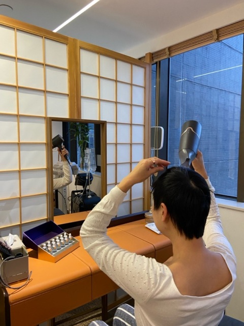 環境非常日式和舒服 顧問先問了很多關於我頭髮的問題 再用頭皮放大鏡檢查我的頭皮後才推薦適合的療程給我 服務非常細心 會再回來