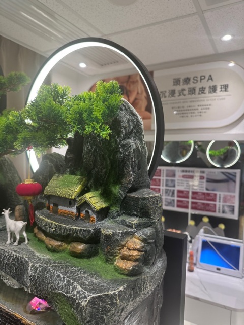 手勢很好,有按摩肩頸手都很舒服。還會聊天,服務態度很好。環境不錯,水聲很好聽。