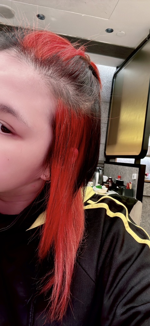 髮型師會細心了解。只要有想法,他們都會盡可能幫你完成。我每次的想法都很奇怪,很誇張,但他們都會想盡辦法做到我想要的效果。