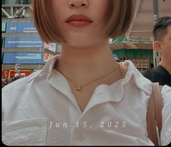 幾年前剪過一次,因老細剪得幾好,所以今次再嚟。
但係今次剪髮真係好失望,今次師傅係個金毛cap帽男,佢除咗非常冇禮貌,仲好唔專業。
1. 剪瀏海嗰時,我唔知要剪幾多好,佢就好輕佻咁講:「咁你問返上次幫你剪個師傅囉。」
2. 剪到一半我發現兩邊長度唔一樣,我就即刻提佢,結果佢話佢未剪完。但等佢剪完,我都係覺得唔對稱,佢居然叫我睇清楚啲……後面經過佢修改同直髮夾拉直,我都係覺得唔對稱,佢就狡辯話係夾嘅弧度問題…..,臨走我真係得啖笑…
重點係我嘅髮型類似一刀切,唔對稱超明顯,好明顯係一邊剪太短,連厚度都好唔同,不過已經無補於事,衰在佢仲係度不斷狡辯,真無語,嬲到我第一次寫差評,大家謹慎!