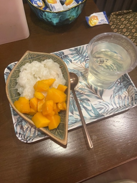 地點在旺角非常方便,地方乾淨有廁所,力度足夠,按摩師識講廣東話,間鋪有貓,芒果糯米飯好食