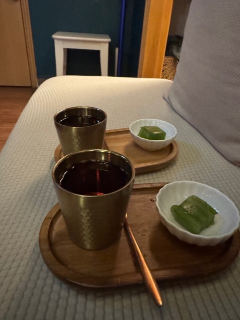跟女朋友一起訂了90分鐘雙人精油按摩,店主安排同了一間雙人房進行,有提供一次性內褲,按摩有力道,進行時很寧靜,可以好好放鬆休息。按後有放鬆感覺,十分舒服。
事後亦有茶及甜品提供,很滿意!
同時亦要稱讚店主十分主動跟我聯絡。