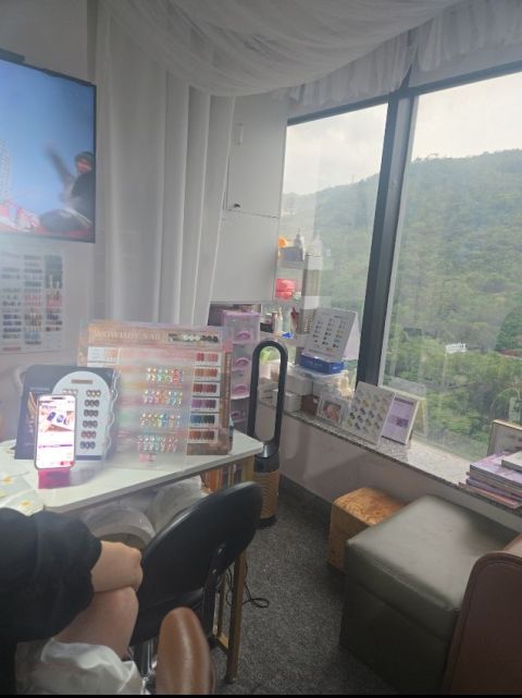 朋友帶我來，很多新款美睫款色可以選擇，睫毛師很溫柔，全程沒有不适，平靚正！