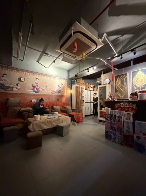 今次因為運動疲勞而做泰式按摩45 分鐘。
開始前同師傅溝通了重點需要按摩嘅位置,手勢一如既往之好。按完有舒緩放鬆嘅效果。
鍾意呢度嘅泰國師傅完全唔hard Sell。價錢公道。
要繼續回購幫襯。